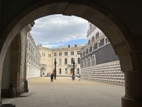 Blick in die Pferdeschwemme und den Stallbereich