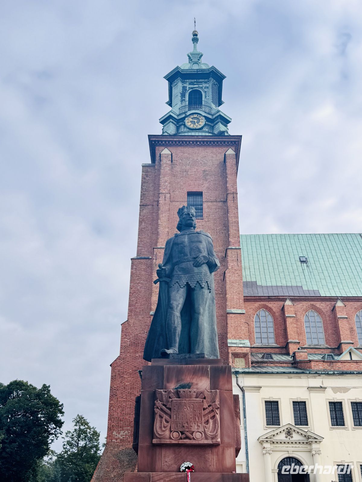 Tag 2 - Denkmal für den ersten König Polens vor der Kathedrale in Gnesen  &ndash; &copy;  (Eberhardt TRAVEL)