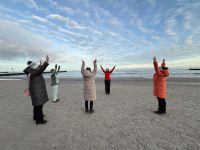 Polen, Kolberg, Atemübungen am Strand &ndash; &copy; Sabine C. Seifert (Eberhardt TRAVEL)
