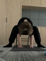 Polen, Kolberg, Yoga mit Stuhl &ndash; &copy; Sabine C. Seifert (Eberhardt TRAVEL)