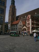 Wroclaw, Blick auf die Elisabethkirche und die beiden kleinen Häuser namens 