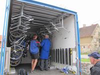 Beladen der Fahrräder in den Radanhänger