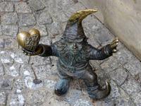 Der Zwerg vor der Touristinformation