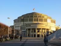 Die Jahrhunderthalle im goldenen Licht