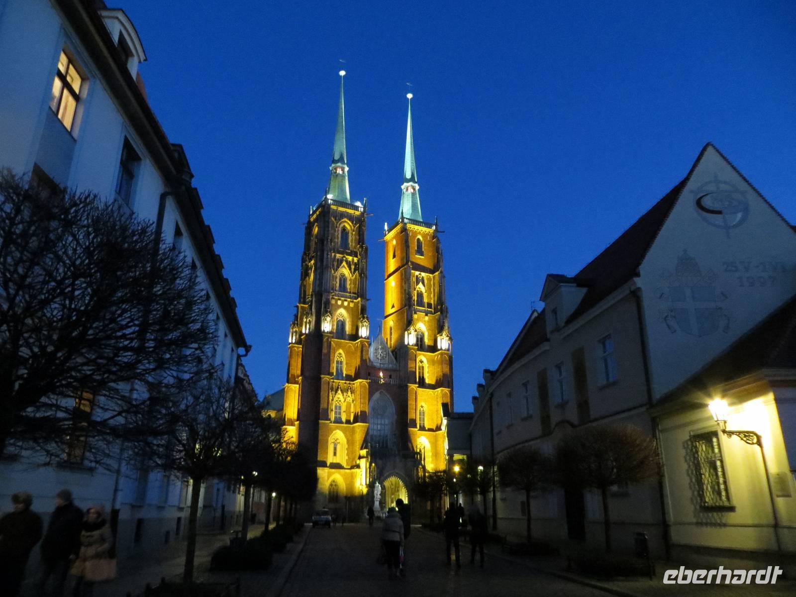 Blick zum beleuchteten Dom