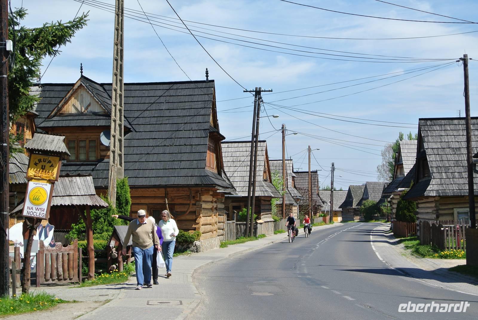 Hauptstraße in Chocholow; nur Holzhäuser 