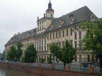 Universitätsgebäude vin der Flußseite aus