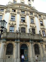 Vor der Universität