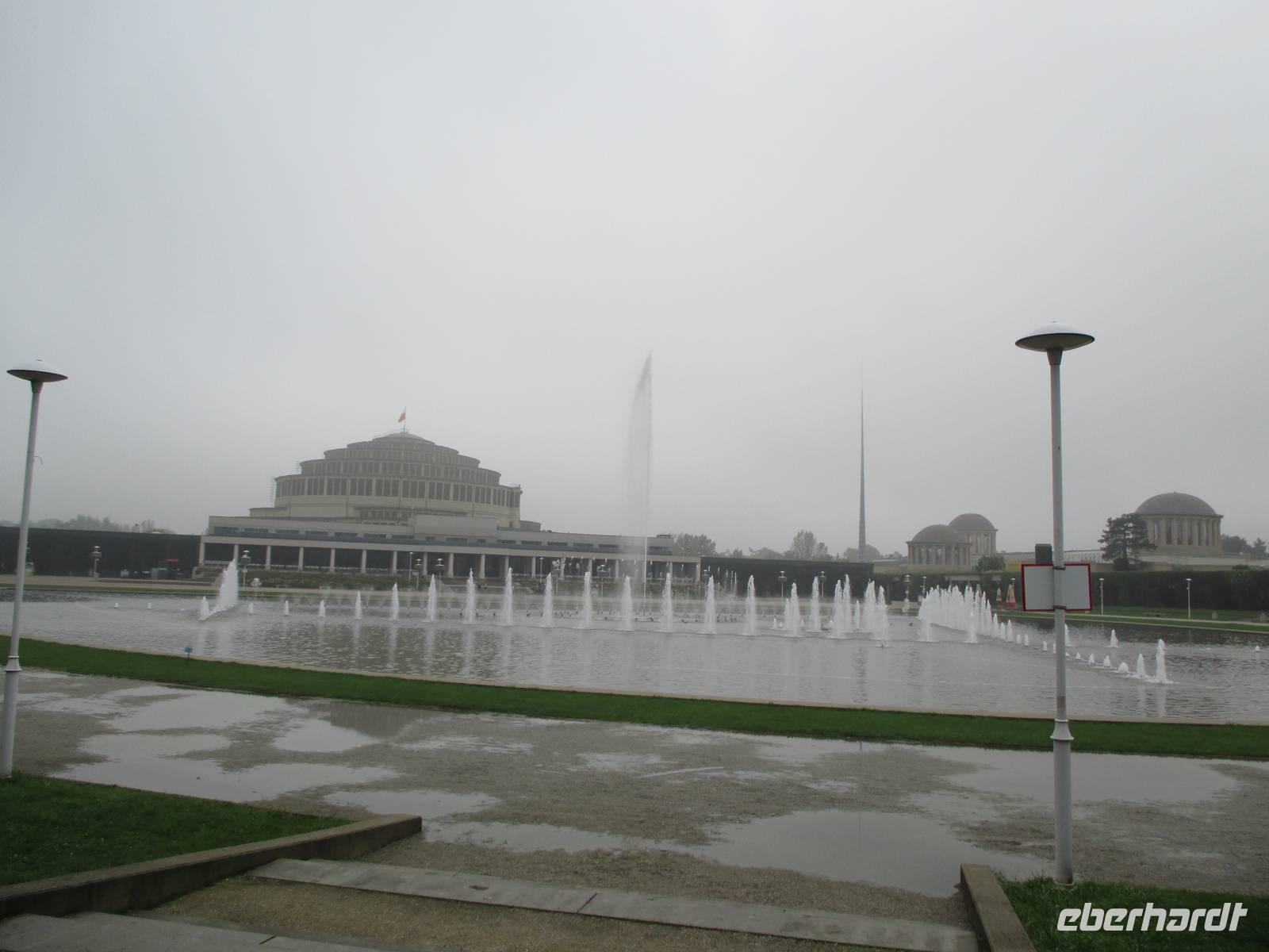 Jahrhunderthalle mit Wasserspielen