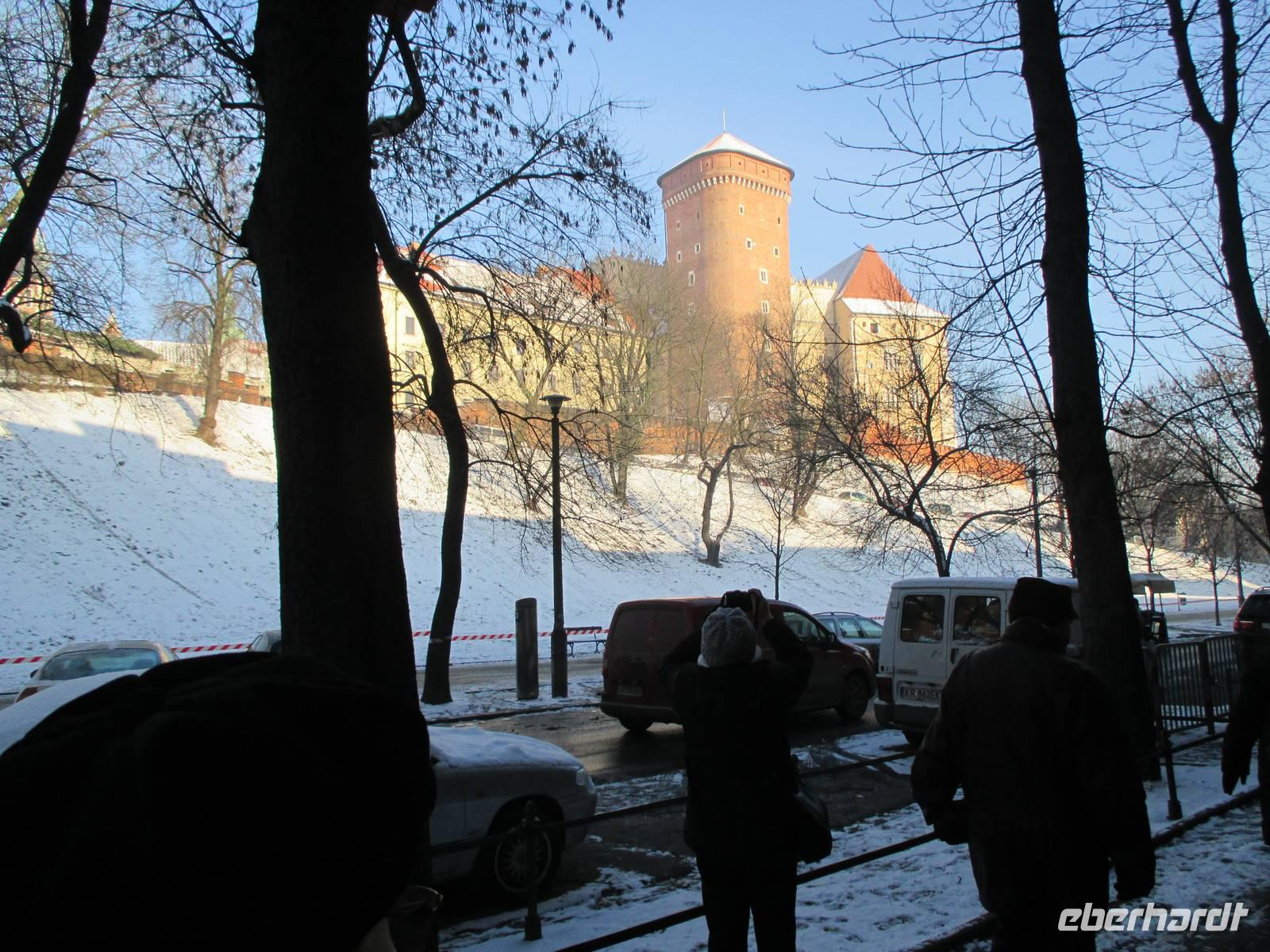 Blick zum schneebedeckten Wawel-Hügel
