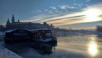 Ein Weichselschiff vor der Kulisse des Wawelberges im Winter