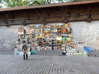 Künstler bieten ihre Werke feil, hier an der Stadtmauer von Krakau