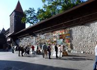 Künster präsentieren ihre Werke in Krakau an der Stadtmauer