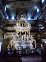 Altar in der Friedenskirche, darüber kleine Orgel