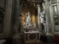 Altar in der Elisabethkapelle mit  knieender Stifterfigur