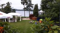 Blick von der Terrasse des Hotels TOTU zum See
