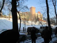 Blick zum schneebedeckten Wawel-Hügel