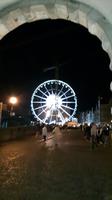 Das Riesenrad in Danzig durch das grüne Tor fotografiert