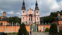 Laubengänge umgeben die Wallfahrtskirche, spätbarocker Baustil