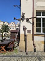 Marktplatz Jelenia Gora - Skulptur Artist auf Stelzen