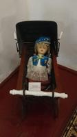 Puppe mit Porzellankopf im Puppenwagen im Kaschubischen Nationalmuseum