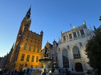 Rathaus, Neptunbrunnen und Artushof
