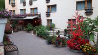 viele Blumen zieren den Eingang zum Hotel TOTU