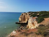 Felsformationen entlang der Küstenwanderung