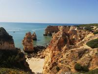 Felsformationen entlang der Küstenwanderung