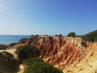 die berühmten roten Felsen an der Südküste