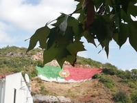 Flagge von Portugal im Fels bei Alte