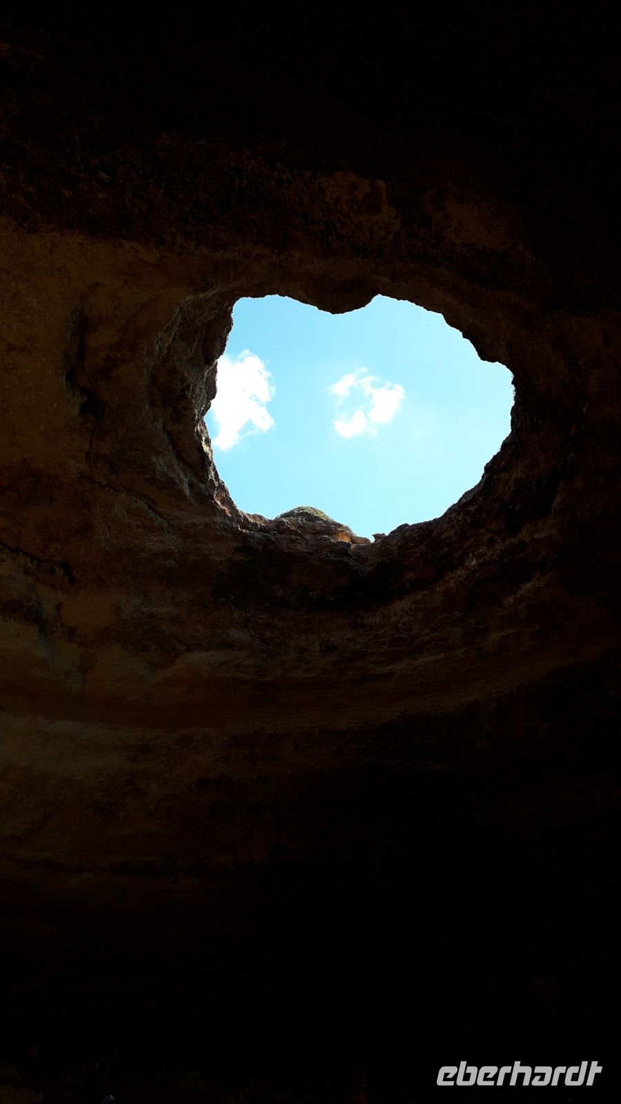 Ein Fenster in der Felsenwand