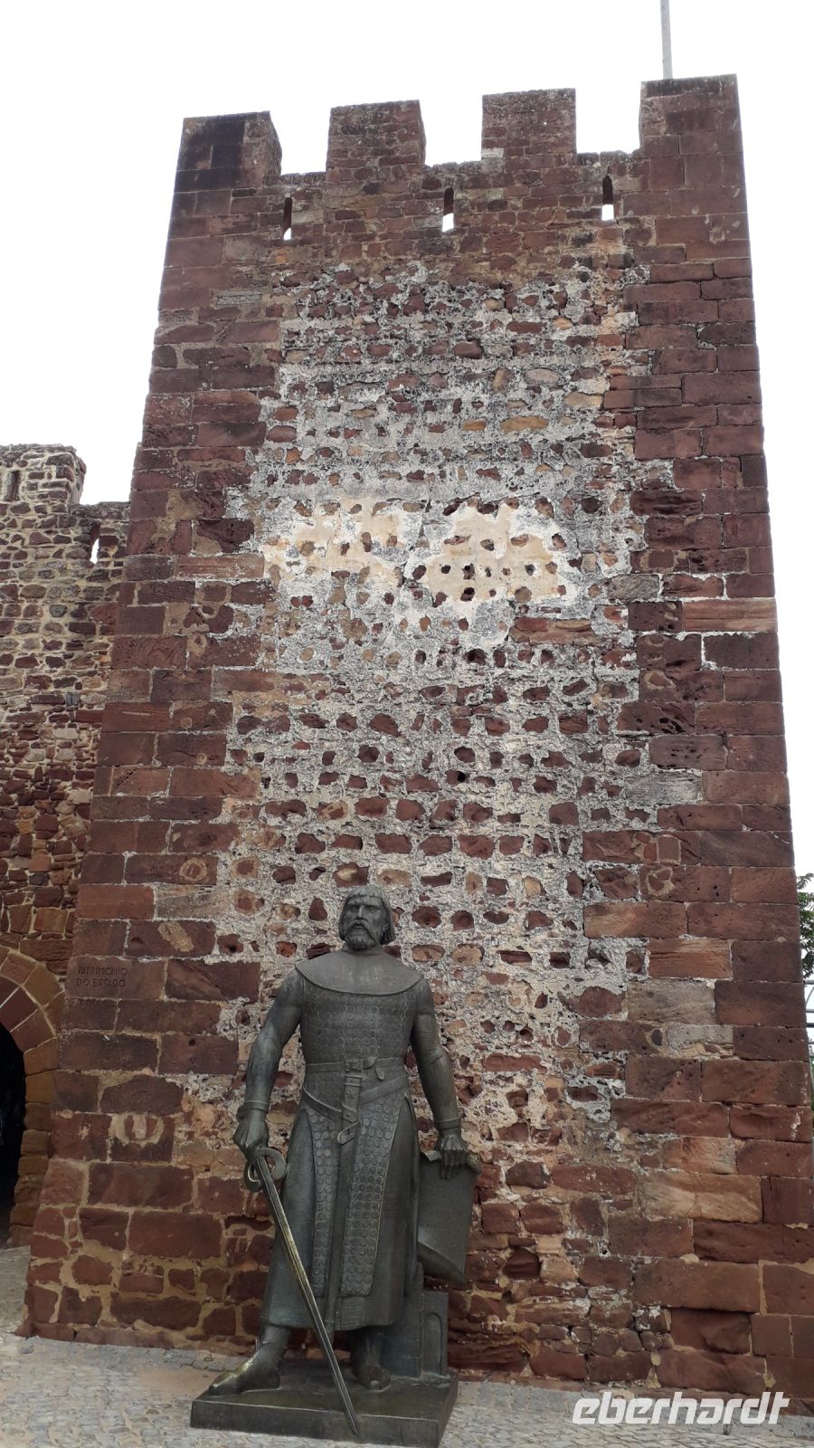 Am Eingang zur Festung steht die Bronzestatue von Sancho I.