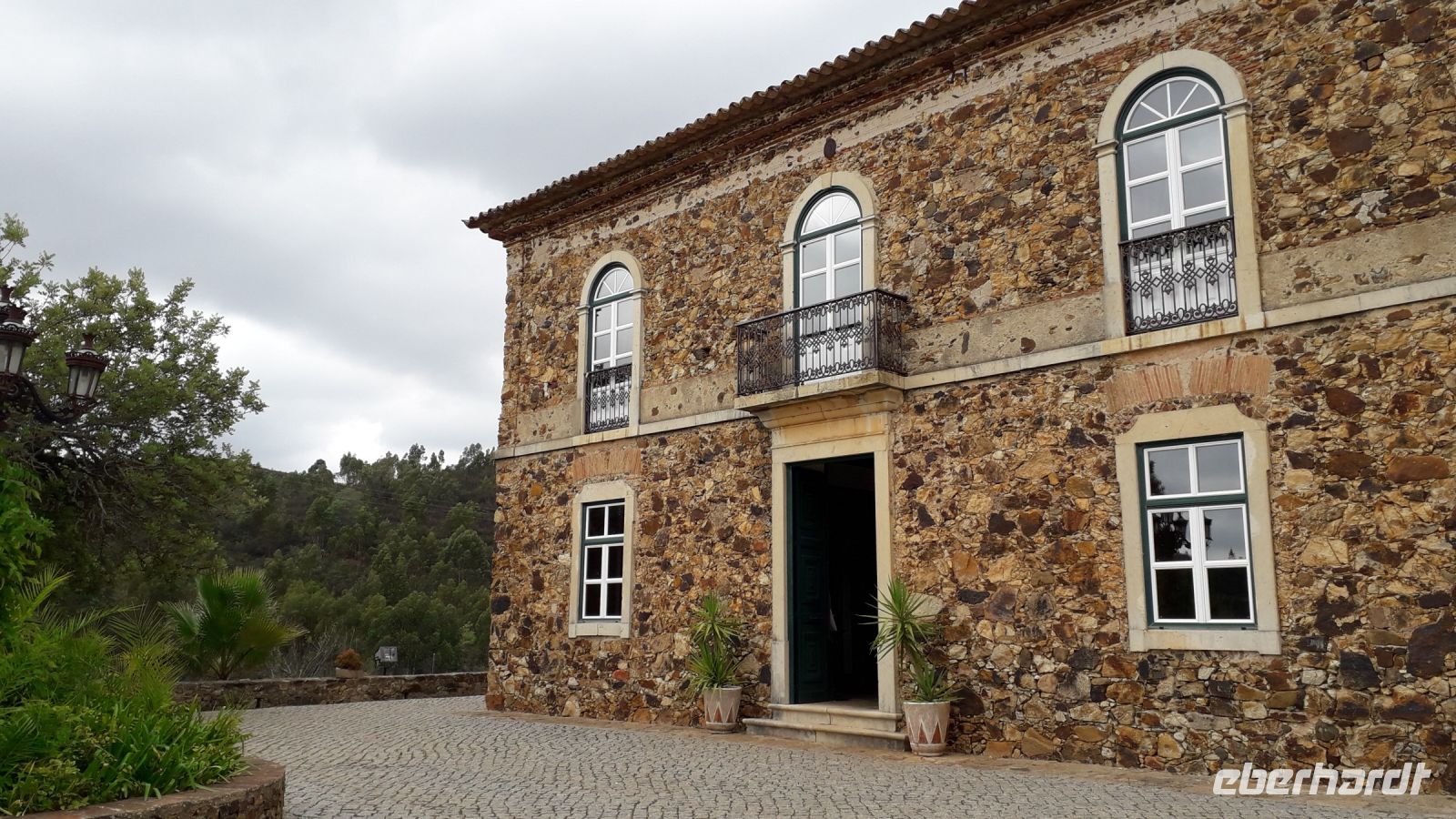 Ein altes Herrenhaus im Park