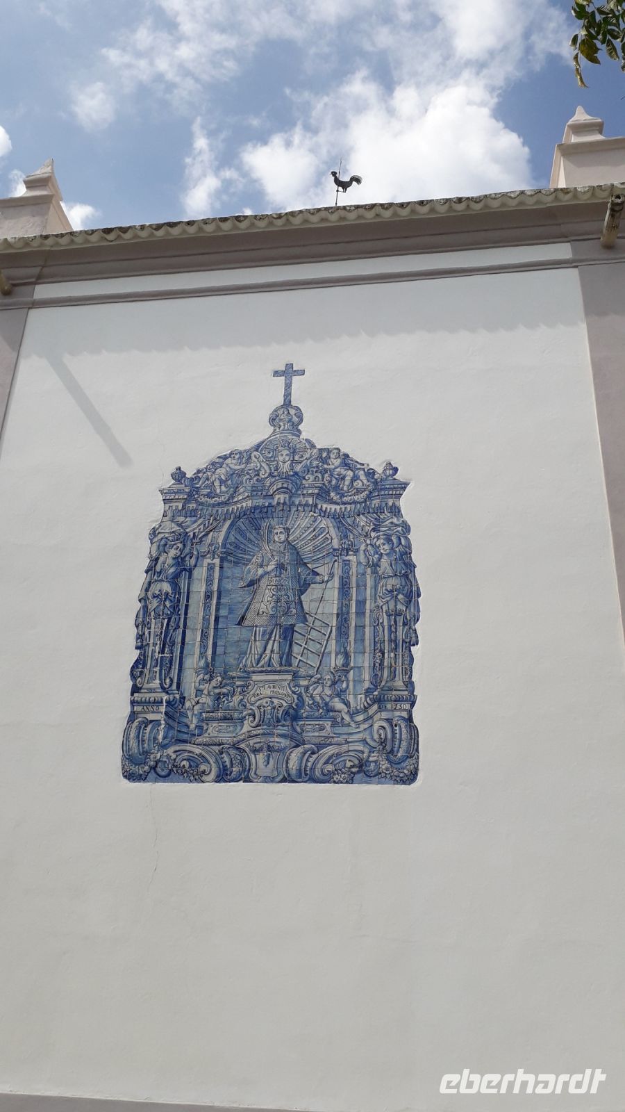 Azulejos auf der Rückseite der Kirche in Almancil