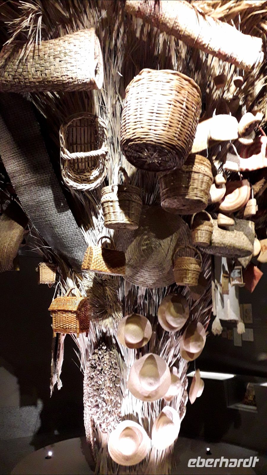 Selbstgeflochtene Körbe, Hüte und Taschen