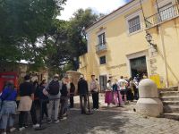 Lissabon - lange Warteschlange am Castello Sao Jorge(46).jpg