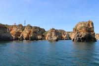  Bootsfahrt entlang der Felsenformationen bei Lagos