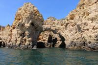 Bootsfahrt entlang der Felsenformationen bei Lagos