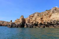 Bootsfahrt entlang der Felsenformationen bei Lagos