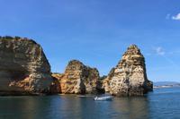 Bootsfahrt entlang der Felsenformationen bei Lagos