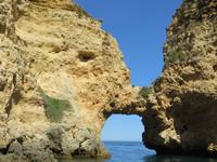 Bootsfahrt entlang der Felsenformationen bei Lagos