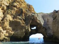 Bootsfahrt entlang der Felsenformationen bei Lagos