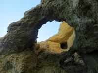 Grottenfahrt entlang der Felsenformationen bei Lagos