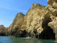 Bootsfahrt entlang der Felsenformationen bei Lagos