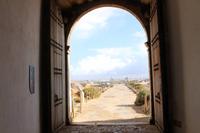 Blick aus der Festungsanlage mit der ehemaligen Seefahrerschule in Sagres
