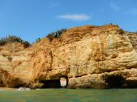 Bootsfahrt entlang der Felsenformarionen in Lagos