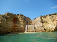 Bootsfahrt entlang der Felsenformarionen in Lagos