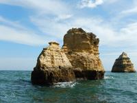 Bootsfahrt entlang der Felsenformarionen in Lagos