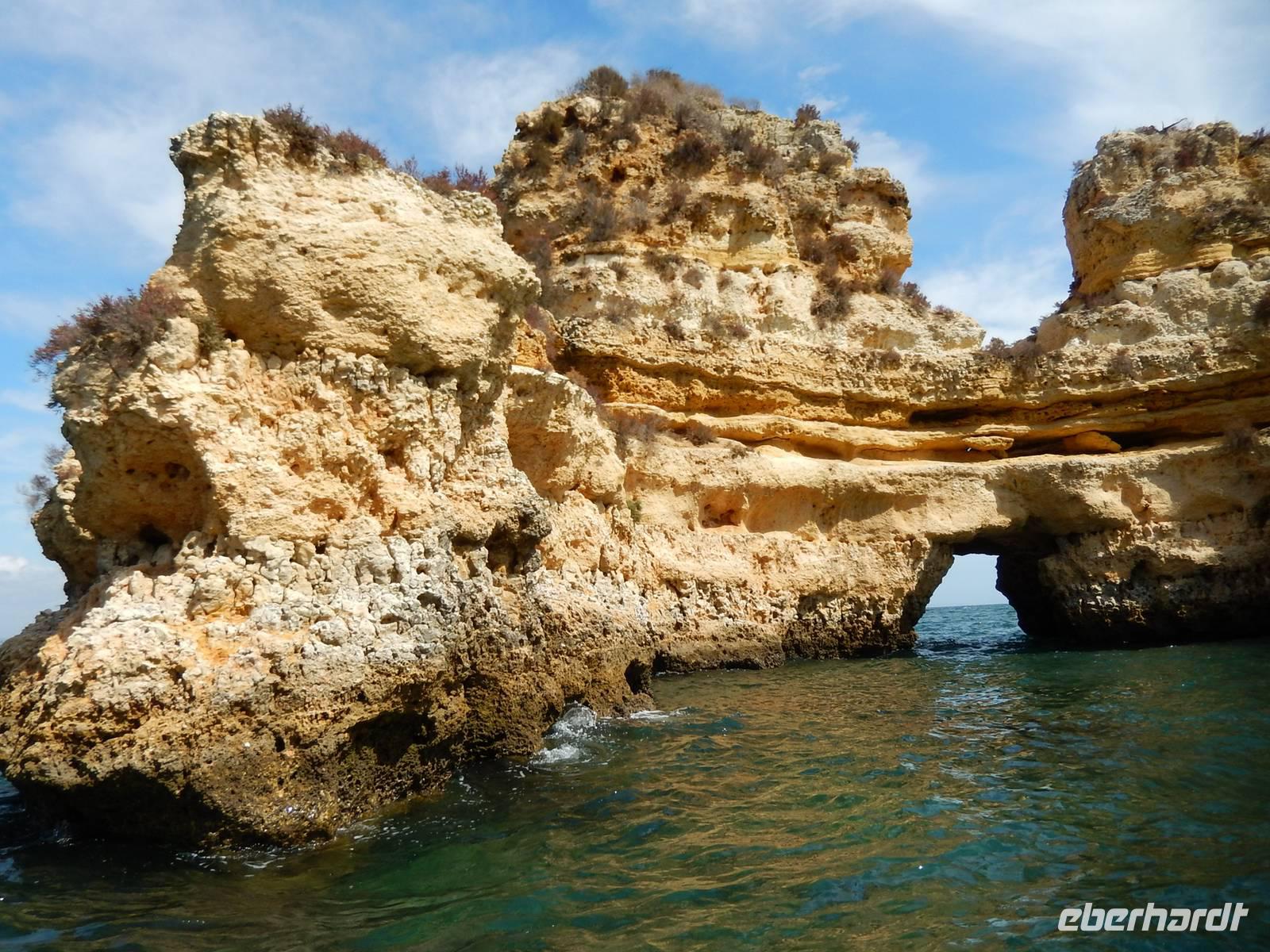 Bootsfahrt entlang der Felsenformarionen in Lagos